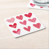 Kute harten in rood en roze kartonnen onderzetters (Schuin)