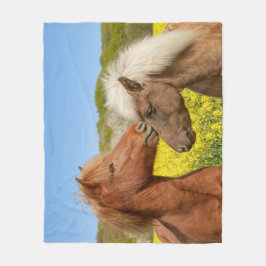 Kute IJslandse paarden die in een lentemaand rondl Fleece Deken