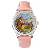 Kute IJslandse paarden die in een lentemaand rondl Horloge Zazzle