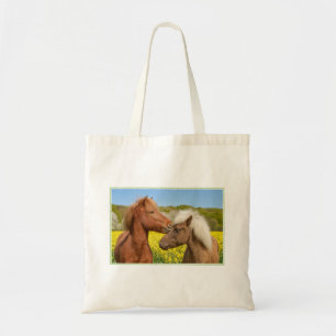 Kute IJslandse paarden die in een lentemaand rondl Tote Bag
