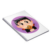 Kute jongen in een vampier Halloween kostuum Notitieboek (Rechterzijde)