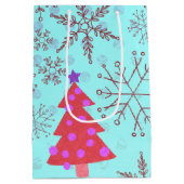 Kute kerstbomen met sneeuwvlokken op blauw medium cadeauzakje (Achterkant)