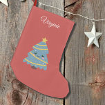 Kute-kerstboom met rode kerststaart kleine kerstsok<br><div class="desc">Een aanpasbare rode kerststop met een schattige kerstboom. Voeg de naam van uw kind toe en hang het op de haard!</div>