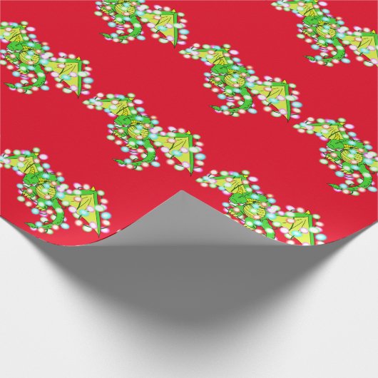 Kute kerstdraak ingepakt in licht cadeaupapier (Hoek)