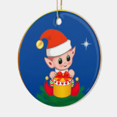 Kute kerstelf en ster op blauw keramisch ornament (Links)