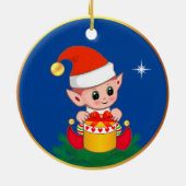 Kute kerstelf en ster op blauw keramisch ornament (Achterkant)