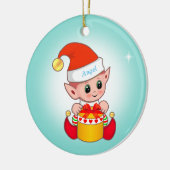 Kute kerstelf en ster op lichtblauw keramisch ornament (Links)