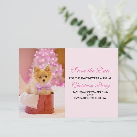 Kute kersthond Foto met roze poep en boom Save The Date (Staand voorkant)