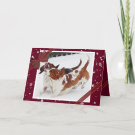 Kute kerstkaart met Basset Hounds in sneeuw Feestdagen Kaart
