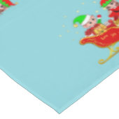 Kute kerstkleppen op slee in lichtblauw tafelkleed (Gekanteld)