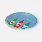 Kute kerstknoma's gekleed in blauw rood en groen papieren bordje (Gekanteld)