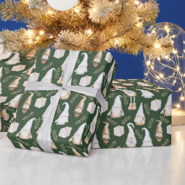 Kute kerstknomes op groen cadeaupapier