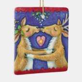 Kute kerstrenrendiertje, Romantic Kiss w Mistletoe Keramisch Ornament (Rechts)