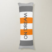 Kute kleur gestript grijs en Oranje met tekst Lichaamskussen (Voorkant Verticaal)