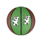 Kute koe in de illustratie van de groene cartoon basketbal (Verticaal)