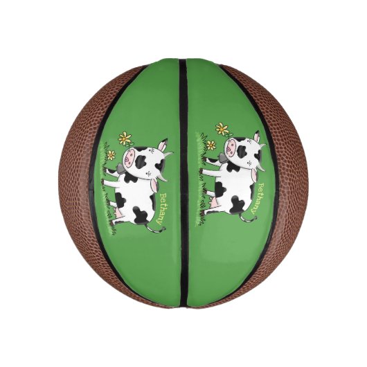 Kute koe in de illustratie van de groene cartoon basketbal (Verticaal)