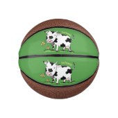 Kute koe in de illustratie van de groene cartoon basketbal (Voorkant)