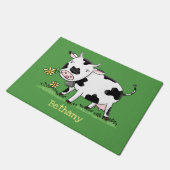 Kute koe in de illustratie van de groene cartoon deurmat (Schuin)