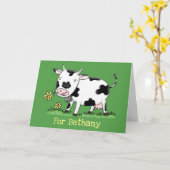 Kute koe in de illustratie van de groene cartoon kaart (Gele Bloem)