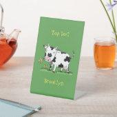 Kute koe in de illustratie van de groene cartoon reclamebord met voetstuk (Insitu)