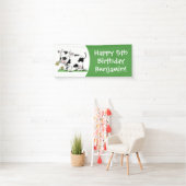 Kute koe in de illustratie van de groene cartoon spandoek (Insitu)