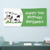 Kute koe in de illustratie van de groene cartoon spandoek (Beurs)