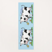 Kute koe in de illustratie van de groene cartoon yogamat (Voorkant)