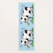 Kute koe in de illustratie van de groene cartoon yogamat (Achterkant)