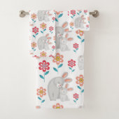 Kute konijnenmoeder en konijnenhoed, bloesems patr bad handdoek (Insitu)