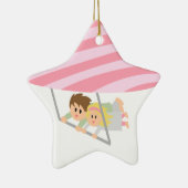 Kute koppel vliegend op een hartvormige hang-zweef keramisch ornament (Rechts)