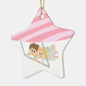 Kute koppel vliegend op een hartvormige hang-zweef keramisch ornament (Links)