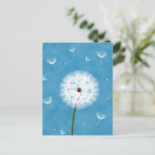 Kute ladybug bovenop een andelion briefkaart (Staand voorkant)