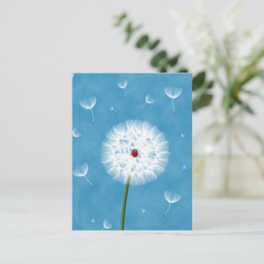 Kute ladybug bovenop een andelion briefkaart (Staand voorkant)