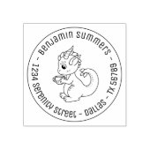 Kute Little Dragon Holding a Cup Round Address Rubberstempel (Afrduk)
