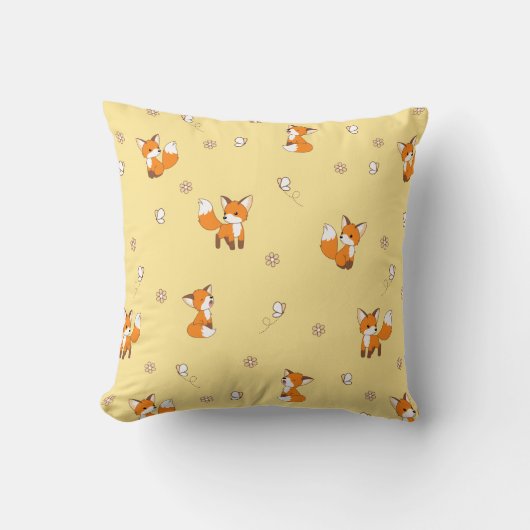 Kute Little Foxes op Yellow Kussen (Voorkant)