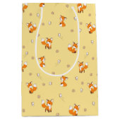 Kute Little Foxes Pattern on Yellow Medium Cadeauzakje (Voorkant)