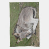 Kute Little Grey Donkey Baby Foal Laing Down Theedoek (Verticaal)