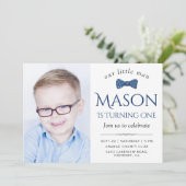 Kute Little Man Bow Stropdas First Birthday Party Kaart (Staand voorkant)