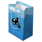 Kute Little Orca Whale in Ocean Medium Cadeauzakje (Voorkant Gekanteld)
