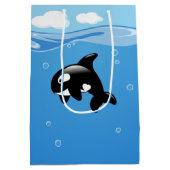 Kute Little Orca Whale in Ocean Medium Cadeauzakje (Achterkant)