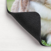 Kute luop konijn in de gras met wortel muismat (Hoek)