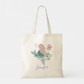 Kute Mermaid Riding a Dolphin under Zee Tote Bag (Achterkant)