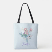 Kute Mermaid Riding a Dolphin under Zee Tote Bag (Achterkant)