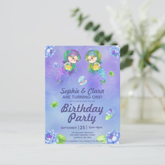 Kute mermaids onder het Zee Twin Girls Birthday Uitnodiging Briefkaart (Staand voorkant)