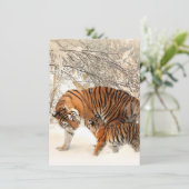 Kute moeder tijger met Baby in sneeuw Bedankkaart (Staand voorkant)