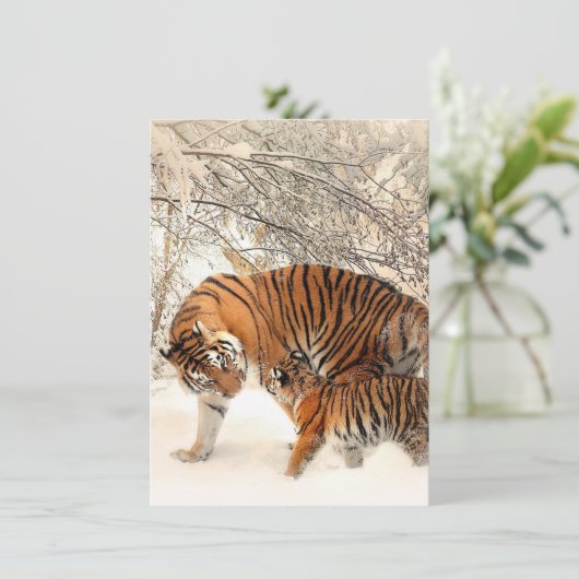Kute moeder tijger met Baby in sneeuw Bedankkaart (Staand voorkant)