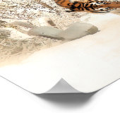 Kute moeder tijger met Baby in sneeuw Poster (Hoek)