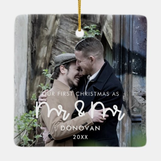 Kute onze eerste Kerstmis als Mr & Mr trouwfoto. Keramisch Ornament (Achterkant)