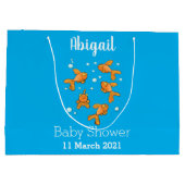 Kute oranje goudvis op blauwe cartoon illustratie groot cadeauzakje (Achterkant)