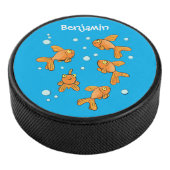 Kute oranje goudvis op blauwe cartoon illustratie hockey puck (3/4)